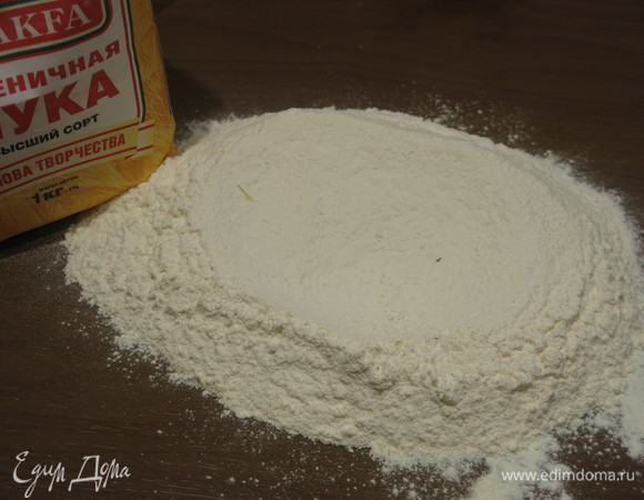 Муку просеиваем, добавляем соль, делаем углубление в середине.