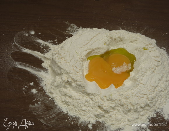 В кратер вливаем ложку масла и добавляем желтки.