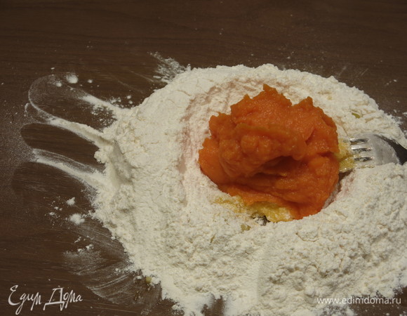 Чуть перемешиваем, добавляем 200 г пюре из батата.