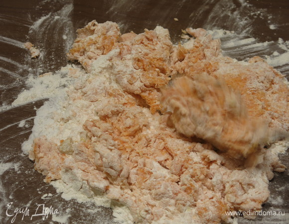Перемешиваем вилкой, подсыпаем муку с краев.