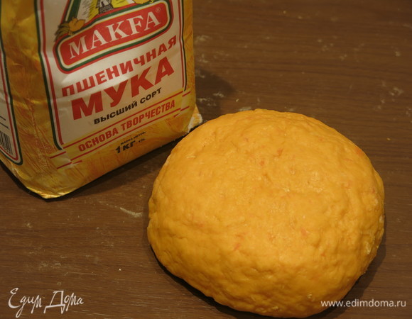 Замешиваем эластичное мягкое тесто светло-оранжевого цвета. Я смазываю руки маслом для легкой работы, использовала еще 1 ст. л. масла. Можно влить сразу две ложки в муку.
