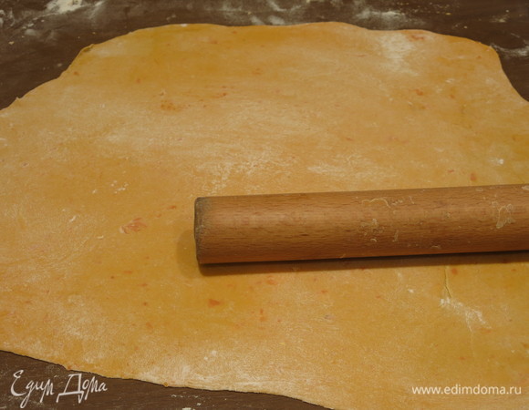 Ставим тесто в пленке в холодильник на 1 час. Достаем и раскатываем половину тонко, посыпав стол мукой.