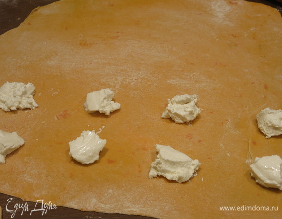 Раскладываем рикотту на половине раскатанного теста.