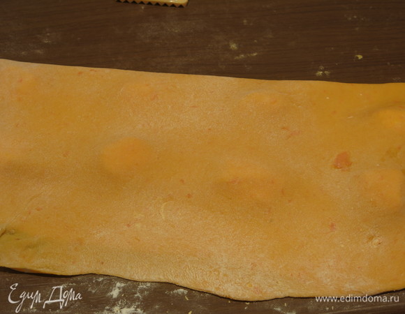 Накрываем второй половиной теста.