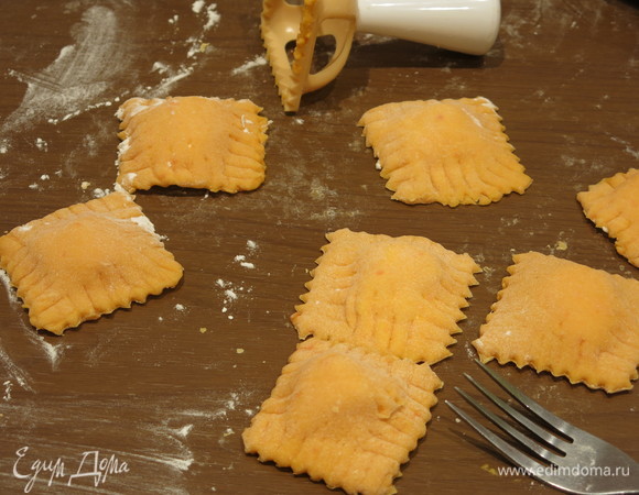 Нарезаем равиоли. Готовим вторую половину теста.