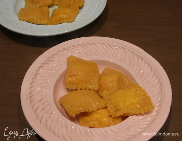 Выкладываем равиоли.