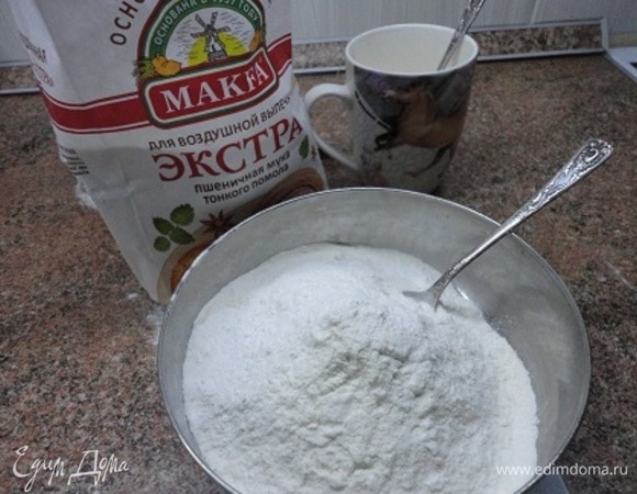 Муку «Экстра» MAKFA соединить с разрыхлителем и солью и просеять.