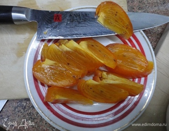 Хурму нарезать дольками.