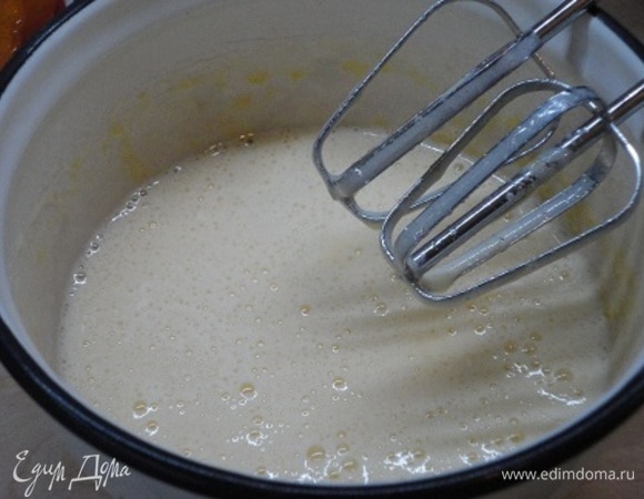 Яйца с сахаром взбивать 2 минуты. Затем влить сливки и продолжить взбивать еще пару минут.