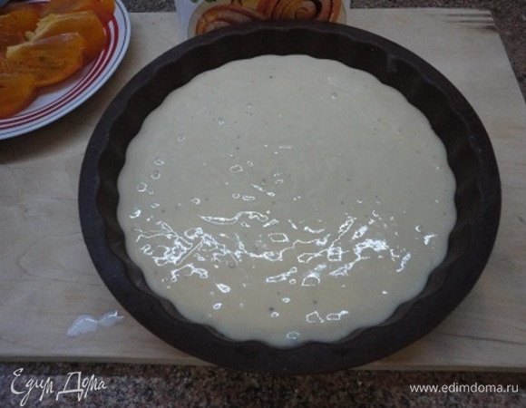 Добавить муку, перемешать и вылить в смазанную маслом форму (если она не силиконовая).