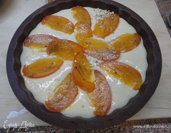 Выложить дольки хурмы, слегка вдавить в тесто (по желанию).