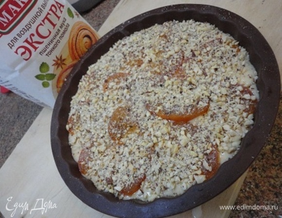 Посыпать орехами и выпекать в духовке 35 минут при температуре 180°C.