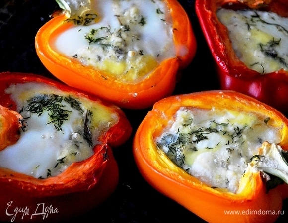 Выпекаем в горячей духовке примерно 20–25 минут до готовности. В моей духовке при 180°C перцы были готовы за это время.