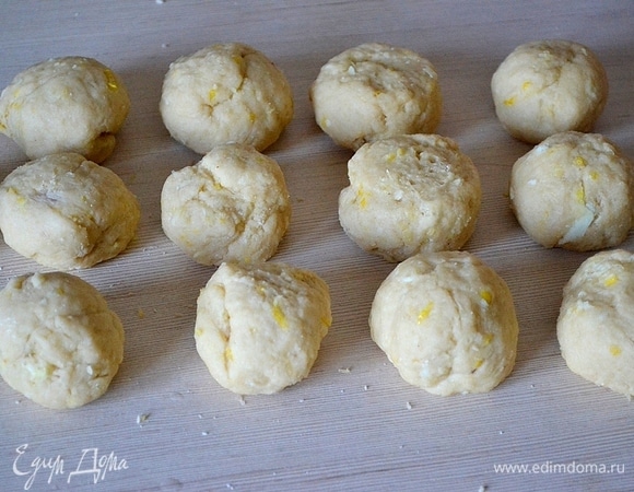 В лимон кладем яйцо, измельченное сливочное масло, наливаем горячий сироп, кладем муку, соду и вымешиваем тесто. Смотрите по сорту своей муки — ее может уйти чуть больше или меньше. Нам нужно получить нежное и не тугое тесто. Большое количество муки сделает пряники твердыми. Делим тесто на количество пряников (у меня их получилось 13 штук).