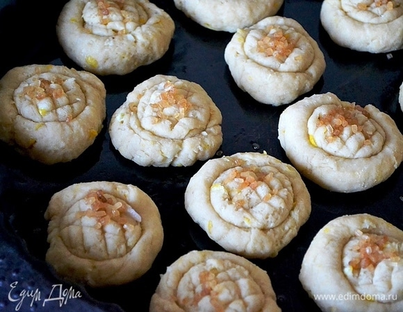 Кладем пряники на смазанный маслом лист и украшаем — стаканчиком и ножом выдавливаем любые узоры. Я сверху положила еще коричневый сахар.