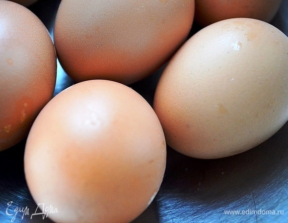 Яйца нужно взбить венчиком с сахаром.