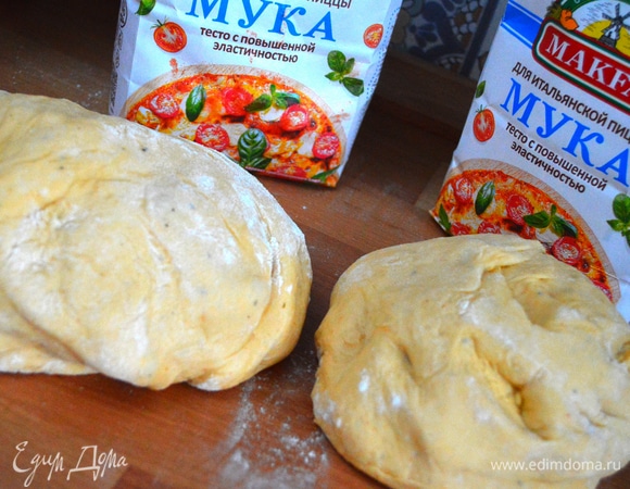 Приготовить тесто: смешать дрожжи, соль, перец, добавить прованские травы, паприку, сметану, воду, масло и прекрасную муку для итальянской пиццы МAKFA. Разделить тесто на две части в следующих пропорциях: 1:3 для нижней части пиццы и 2:3 для будущего хрустящего «салатника».