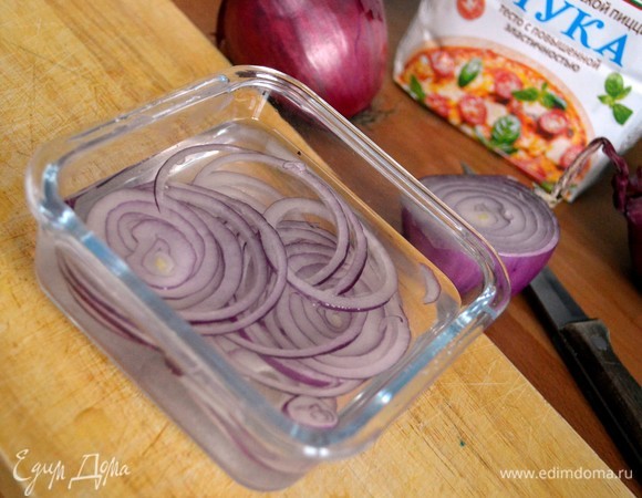 Замариновать красный лук: нарезать его кольцами, засыпать сахаром, солью, уксусом и черным перцем. Дать постоять полчаса, слить воду, смыть кипятком рассол. Готово.