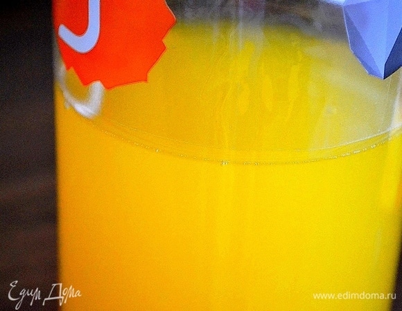 Минералки и апельсинового сока добавляйте понемногу, чтобы тесто не получилось очень жидким. Нам нужно получить очень густое, однородное, тягучее тесто, оно ароматное и живое, как на пряники. При необходимости положите еще муки.