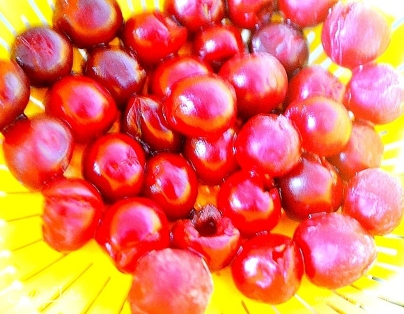 Вишня может использоваться свежая или замороженная. Главное, чтобы в ней не было косточек. Замороженную вишню я не размораживаю, использую сразу.