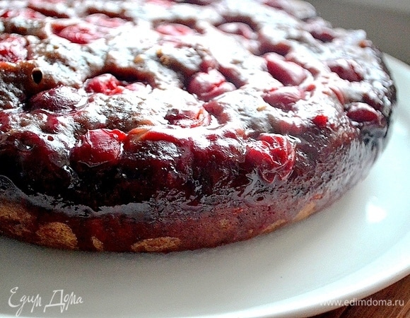 В духовке я выпекаю пирог при 180°C около 45 минут. В любом случае проверяем готовность лучиной или деревянной зубочисткой.