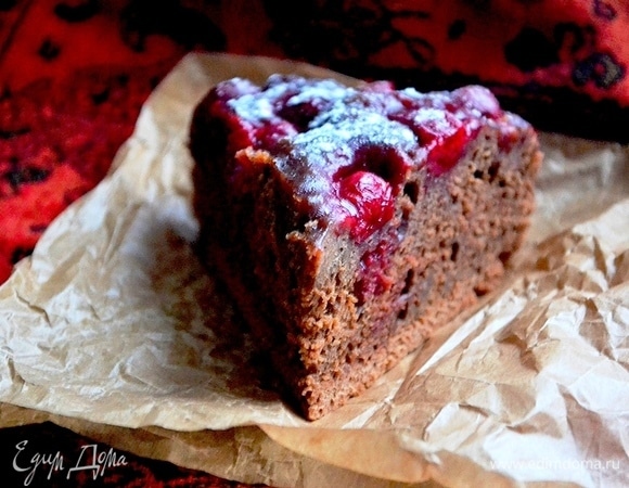 Нарезаем пирог горячим, посыпаем сахарной пудрой. Очень вкусно и в горячем виде, и в холодном. Причем это разные по насыщенности вкусы — пряные, шоколадные, с вишневой кислинкой.