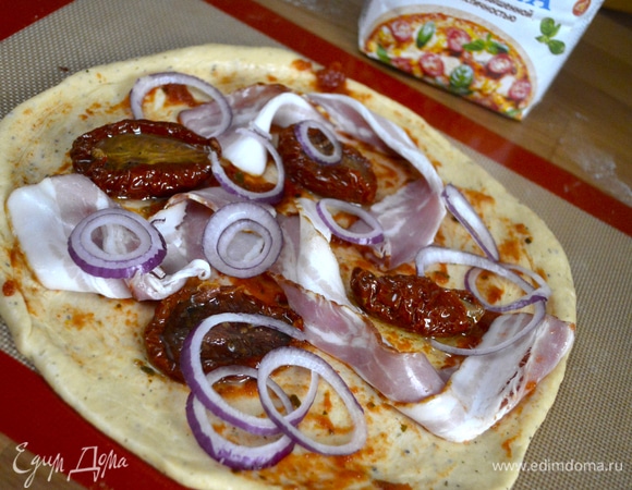 Разложить начинку: вяленые томаты, лук, бекон.