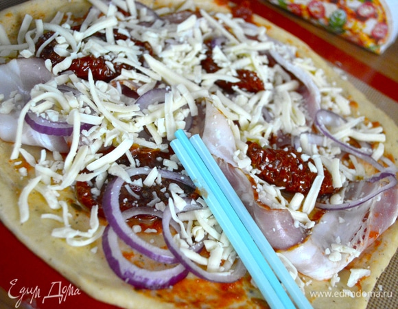 Посыпать моцареллой для пиццы. Уложить трубочки для коктейлей так, как изображено на фото.