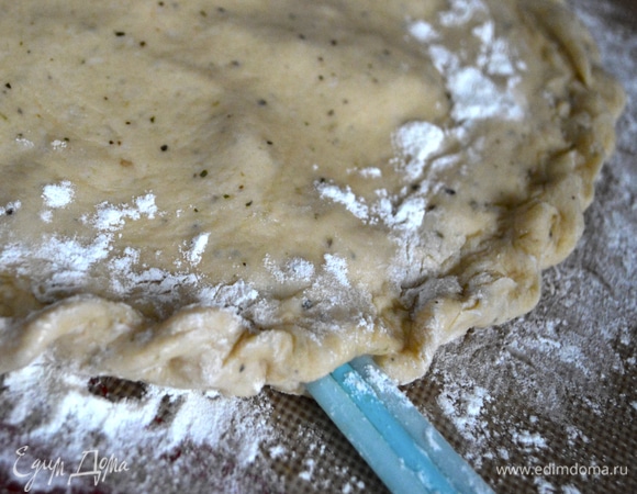 Посыпать края пиццы мукой и защипнуть в замок (как пирожки или вареники).