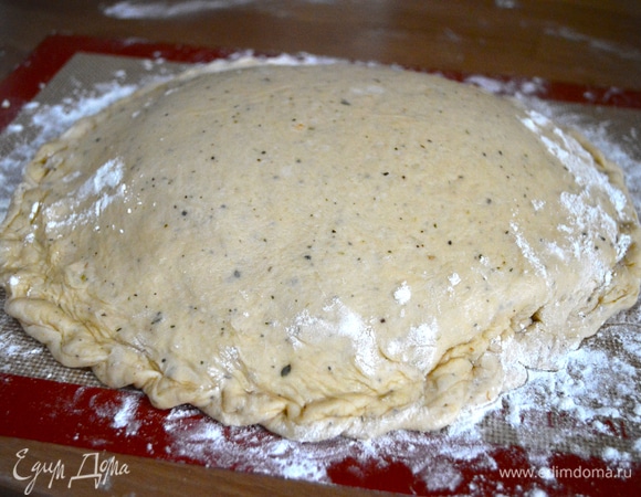 Придерживая тесто возле пиццы руками, надуть кальцоне. Сильно надувать не нужно! А почему — смотрите ниже.