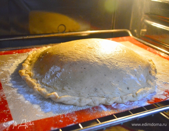 Разогреть духовку до 250°C. Поставить кальцоне в духовку.