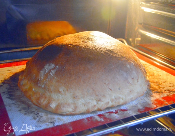 Во время выпекания воздух внутри пиццы будет расширяться, и верхняя часть поднимется выше. Благодаря эластичной муке для итальянской пиццы MAKFA разрывы кальцоне не грозят. Выпекать минут 10 до подрумянивания верхней части.