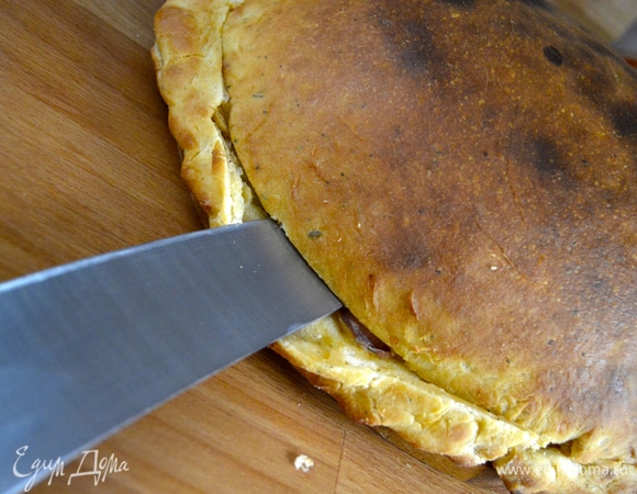 Превращаем кальцоне в пиццу. Ножом (или ножницами) срезать верхнюю часть кальцоне у бортика по кругу.