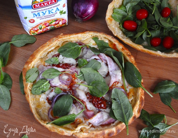 Посыпать пиццу молодым шпинатом, в салатник выложить любой салат. И можно подавать к столу!