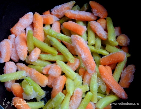 Для салата я использовала замороженную смесь молодых овощей в равных количествах (по горсти каждого вида овощей).