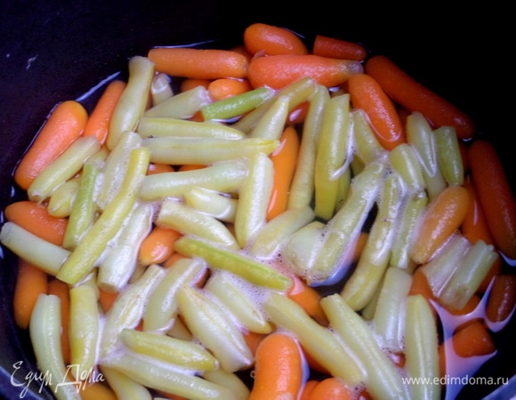 Залить овощи кипятком и отварить до готовности.