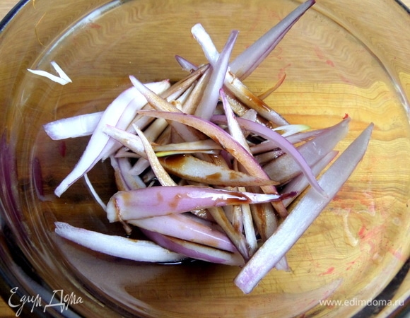 Замариновать лук в бальзамическом уксусе на 5 минут.