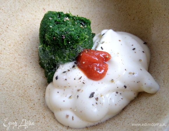 Ввести соус чили и перец молотый.