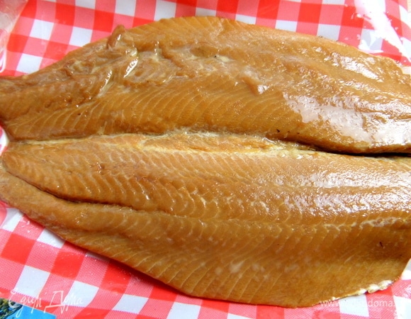 С филе копченой сельди снять кожицу.