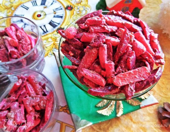 Наполняем салатом порционные стаканы или общее блюдо.