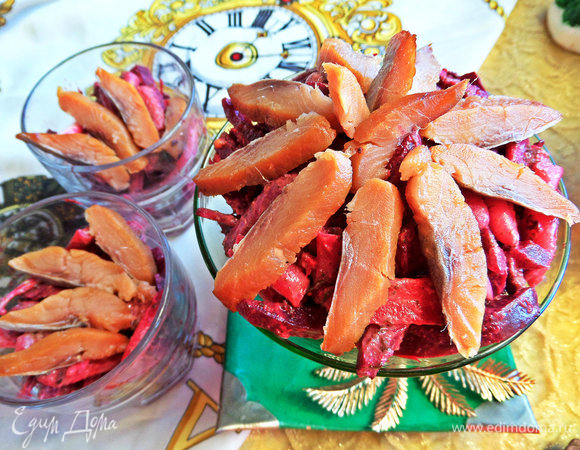 Сверху кладем ломтики сельди.