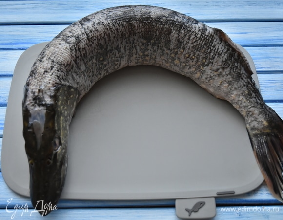 Рыбу очистить от чешуи, удалить жабры, срезать плавники.