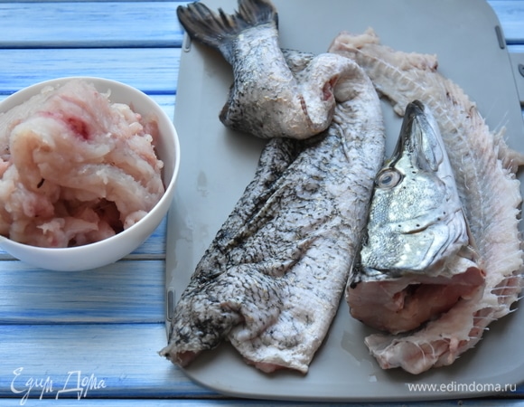 Отрезать щуке голову, руками отделить мясо от кожи со стороны обрезанного края и стянуть кожу, как чулок. Дойдя до плавников, отделить их от мяса, обрезав кухонными ножницами. У хвоста отрубить конец хребта, оставив небольшую его часть. Мясо отделить от костей.