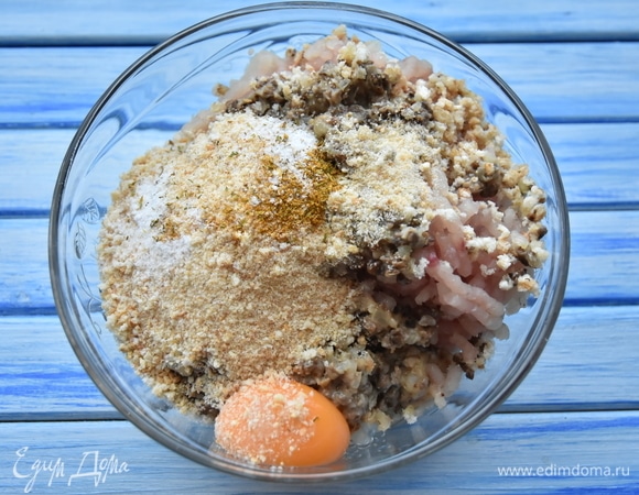 Грибы обжарить с луком в смеси растительного и сливочного масел. Перекрутить на мясорубке рыбное филе и обжаренные грибы с луком. К фаршу добавить сухари, яичный желток, соль, сливки и специи. Вымесить фарш.