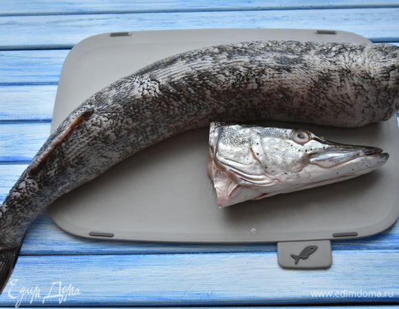 Снятую с рыбы кожу заполнить подготовленным фаршем. Проколоть кожу зубочисткой в нескольких местах.