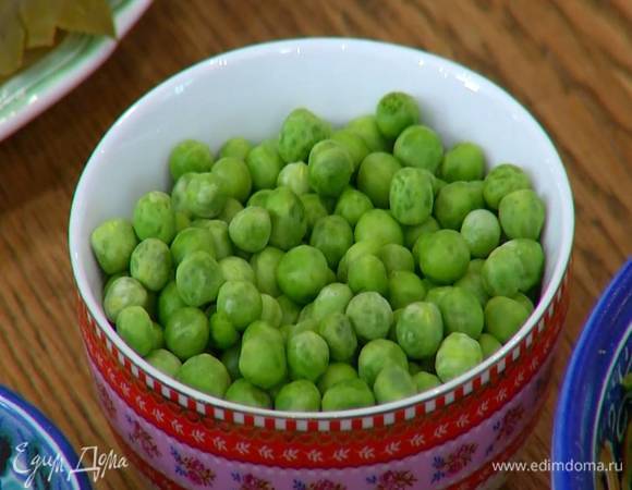 Зеленый горошек предварительно разморозить.<br />
 