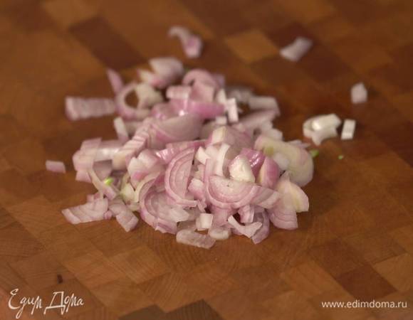Лук-шалот почистить и мелко порубить.