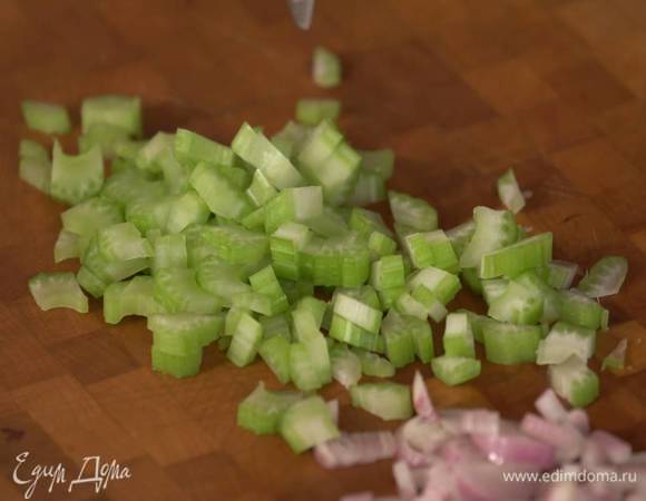 Стебель сельдерея мелко порезать.