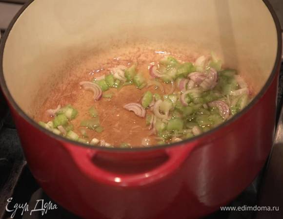 Разогреть в тяжелой сковороде оливковое масло и обжарить шалот и сельдерей.