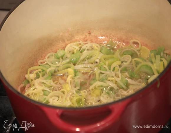 Светлую часть порея нарезать тонкими кольцами, добавить в кастрюлю с овощами, все слегка посолить, посыпать чили, перемешать и обжарить так, чтобы овощи стали мягкими.